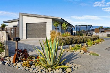 Photo of property in 14 Seagrass Place, Otaki Beach, Otaki, 5512