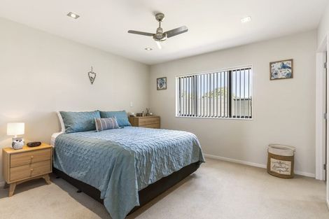 Photo of property in 18 Royalle Mews, Botany Downs, Auckland, 2010