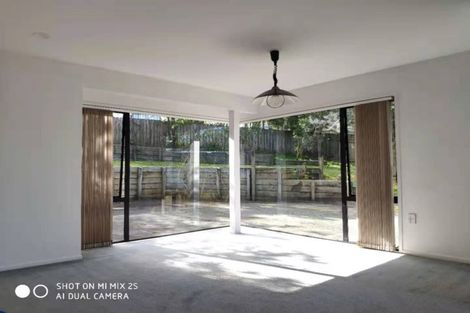 Photo of property in 10 Forsythe Place, Massey, Auckland, 0614