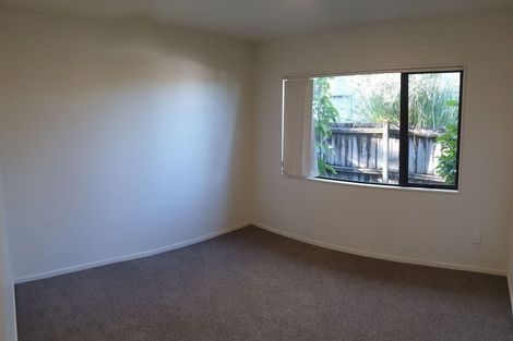 Photo of property in 22 Baulcomb Parade, Windsor Park, Auckland, 0632