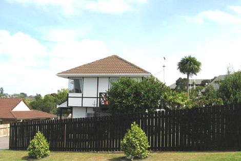 Photo of property in 2/6 Strabo Place, Windsor Park, Auckland, 0632