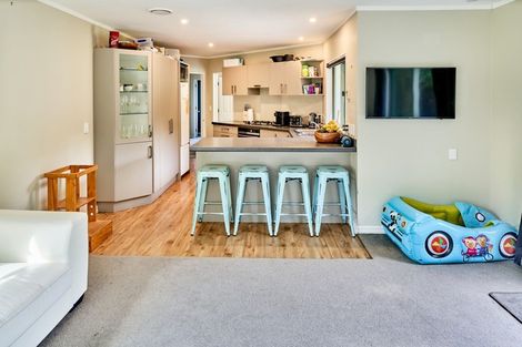 Photo of property in 28 Saunders Close, Whitby, Porirua, 5024