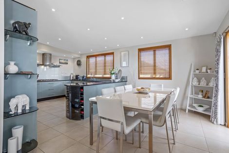 Photo of property in 8 Kawai Rise, Te Atatu Peninsula, Auckland, 0610