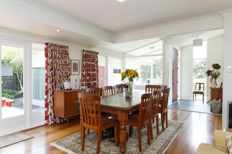 Photo of property in 2 Williams Terrace, Fitzherbert, Palmerston North, 4410