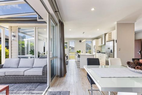 Photo of property in 17 Larmer Drive, Kumeu, 0810