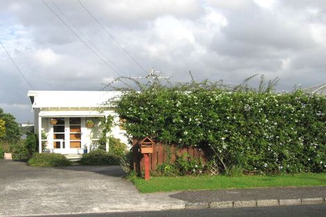 Photo of property in 2/114 Tiroroa Avenue, Te Atatu South, Auckland, 0610