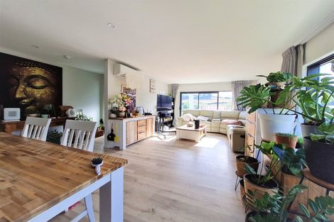 Photo of property in 115 Karepiro Drive, Stanmore Bay, Whangaparaoa, 0932