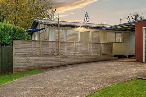 Photo of property in 3 Thomas Avenue, Te Atatu Peninsula, Auckland, 0610