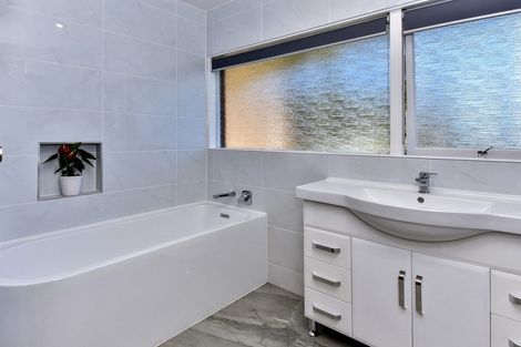 Photo of property in 18 Freshney Place, Hillpark, Auckland, 2102