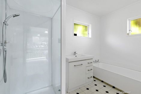 Photo of property in 30 Woodhouse Avenue, Karori, Wellington, 6012