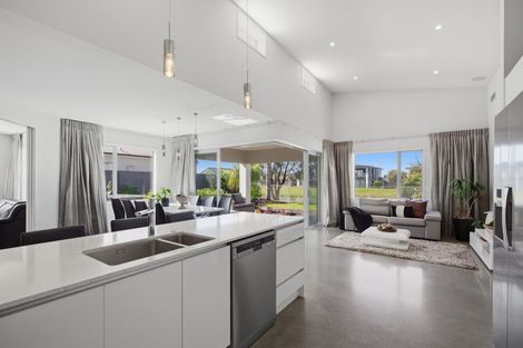 Photo of property in 42 Cassinia Close, Papamoa Beach, Papamoa, 3118