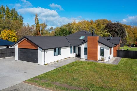 Photo of property in 8 Buckeye Grove, Outram, 9019