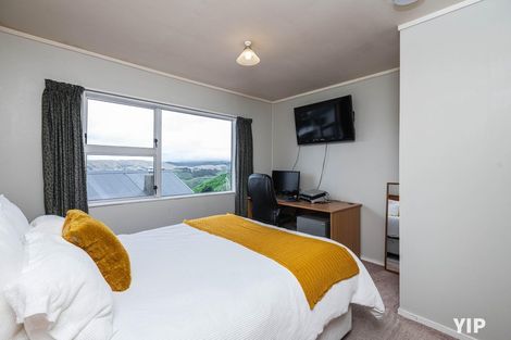 Photo of property in 52 Colchester Crescent, Newlands, Wellington, 6037