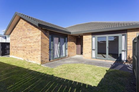 Photo of property in 4 Cliff View Drive, Green Bay, Auckland, 0604