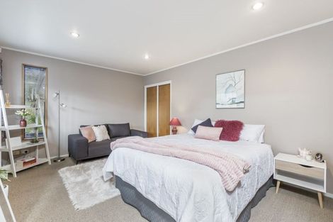 Photo of property in 33 Mandeville Place, Unsworth Heights, Auckland, 0632