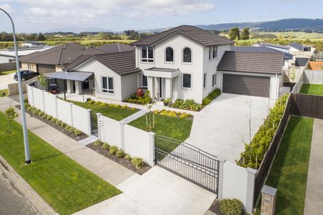 Photo of property in 124 Johnstone Drive, Fitzherbert, Palmerston North, 4410