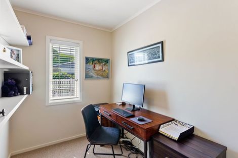 Photo of property in 16 Sunny Glen, Waikanae, 5036