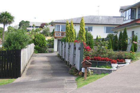 Photo of property in 2/8 Strabo Place, Windsor Park, Auckland, 0632