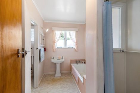 Photo of property in 13 Beaubank Road, Kelston, Auckland, 0602