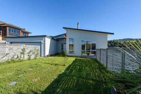 Photo of property in 16 James Nairn Grove, Riverstone Terraces, Upper Hutt, 5018