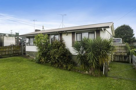 Photo of property in 2 Kirton Crescent, Manurewa, Auckland, 2102