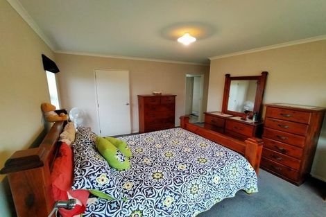 Photo of property in 52 Geneva Terrace, Kelvin Grove, Palmerston North, 4414