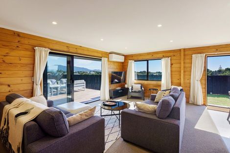 Photo of property in 65 Queens Road, Waikanae Beach, Waikanae, 5036