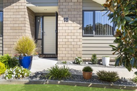 Photo of property in 18 Royalle Mews, Botany Downs, Auckland, 2010