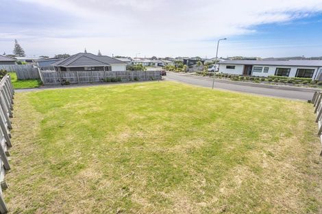 Photo of property in 43 Seagrass Place, Otaki Beach, Otaki, 5512