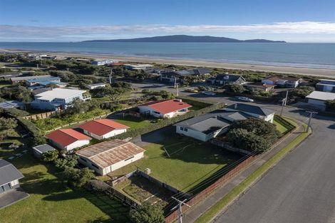 Photo of property in 98 Field Way, Waikanae Beach, Waikanae, 5036