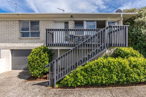 Photo of property in 2/12 Girrahween Drive, Totara Vale, Auckland, 0629