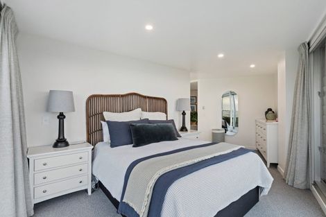 Photo of property in Weekeston Apartments, 2 Nobs Line, Strandon, New Plymouth, 4312