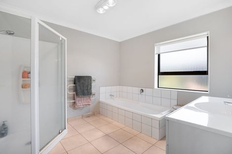 Photo of property in 2 Four Oaks Place, Pukekohe, 2120