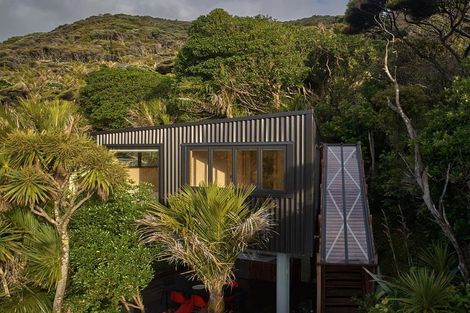 Photo of property in 105 Garden Road, Piha, New Lynn, 0772