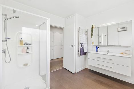 Photo of property in 24 Holdaway Avenue, Northcote, Auckland, 0627