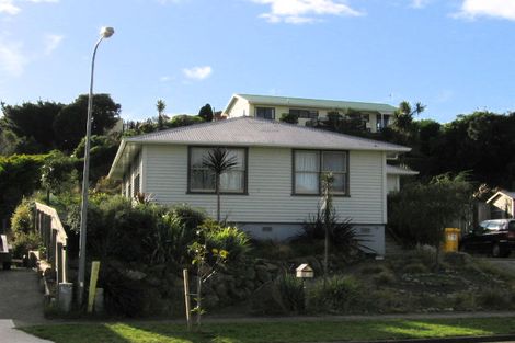 Photo of property in 3 Gates Road, Waikanae Beach, Waikanae, 5036