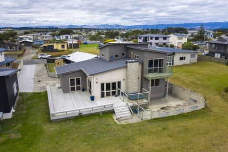 Photo of property in 8a Marine Parade South, Foxton Beach, Foxton, 4815