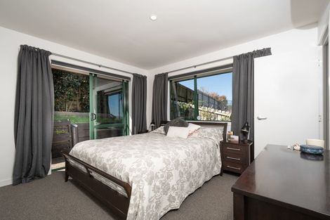 Photo of property in 8a Worthington Place, West Harbour, Auckland, 0618