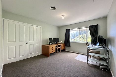 Photo of property in 116 Pinehaven Road, Pinehaven, Upper Hutt, 5019