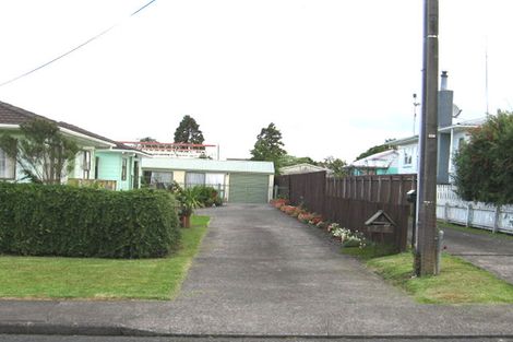 Photo of property in 2/9 Rewarewa Road, Te Atatu Peninsula, Auckland, 0610