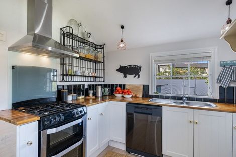 Photo of property in 114 Seaview Road, Paraparaumu Beach, Paraparaumu, 5032