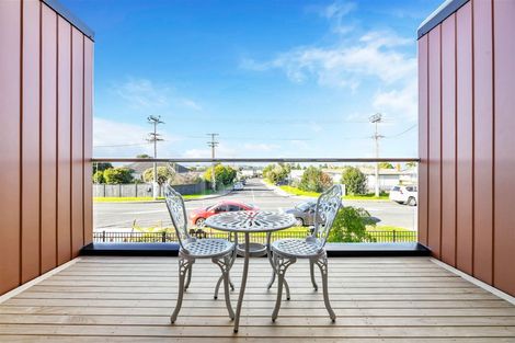 Photo of property in 2/644 Te Atatu Road, Te Atatu Peninsula, Auckland, 0610