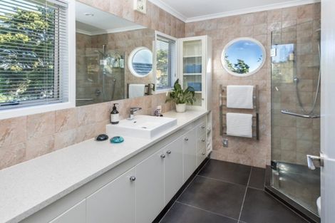 Photo of property in 2 Pleasant Place, Mellons Bay, Auckland, 2014