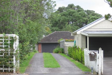 Photo of property in 7a First Avenue, Stanley Point, Auckland, 0624