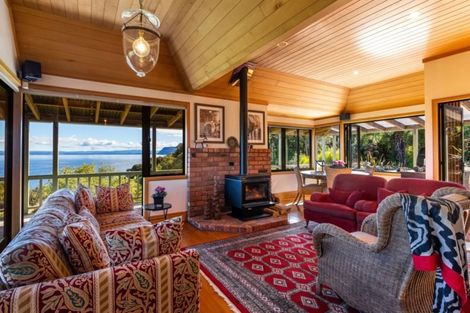 Photo of property in 18 Whakamoenga Point, Acacia Bay, Taupo, 3385