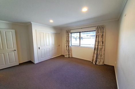 Photo of property in 15 Murray Becroft Avenue, Henderson Valley, Auckland, 0612