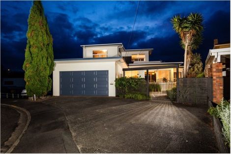 Photo of property in 10 Strandon Place, Strandon, New Plymouth, 4312