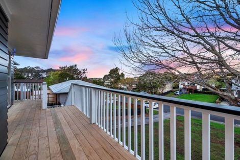 Photo of property in 17 Temuri Place, Glendene, Auckland, 0602