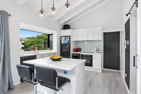 Photo of property in 9 Pohutukawa Avenue, Red Beach, 0932