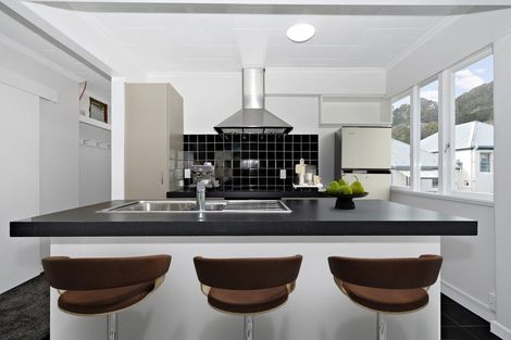 Photo of property in Westgate Flats, 12/36 Queen Street, Mount Victoria, Wellington, 6011